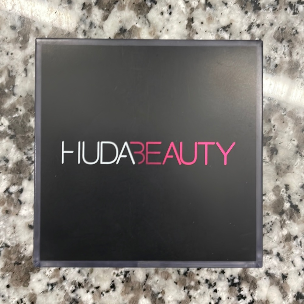 Huda Beauty Easy Bake Powder